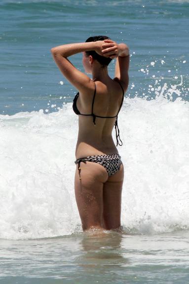 Bruna Linzmeyer mostra corpo sarado na praia
