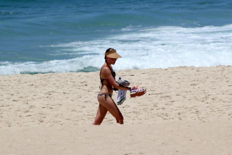 Bruna Linzmeyer mostra corpo sarado na praia