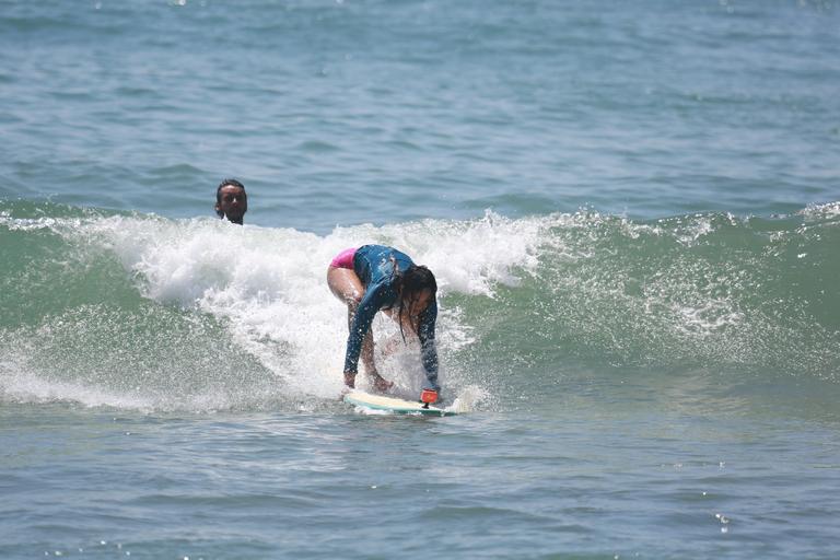 Com instrutor bonitão, Carol Nakamura aprende a surfar no Rio