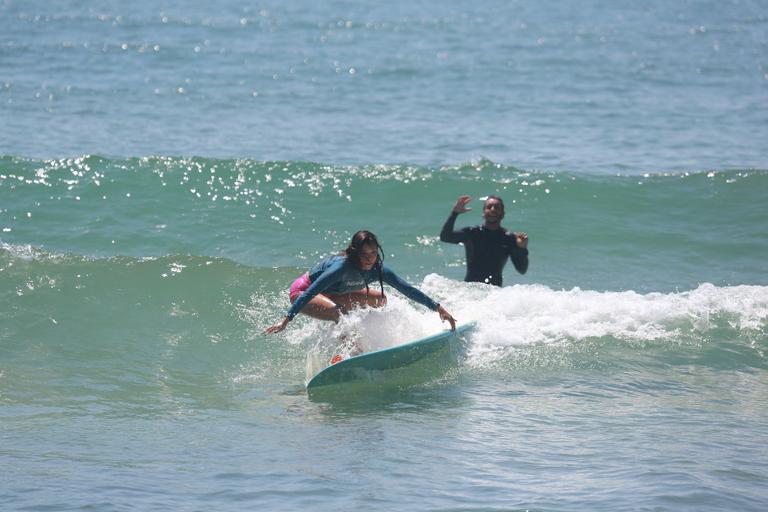 Com instrutor bonitão, Carol Nakamura aprende a surfar no Rio