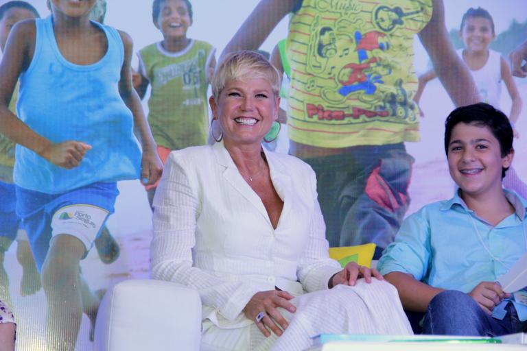 Xuxa lança livro Brasil das Crianças ao lado de Junno Andrade no Rio