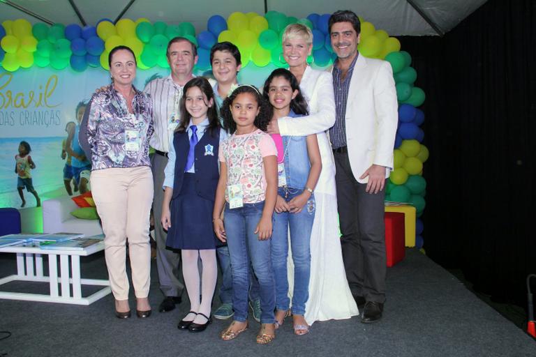 Xuxa lança livro Brasil das Crianças ao lado de Junno Andrade no Rio