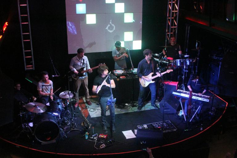 Junior Lima se apresenta com a banda Sou Funk no Na Mata Café, em São Paulo