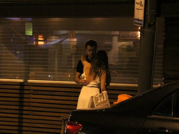 Paolla Oliveira e Joaquim Lopes trocam beijos na noite carioca