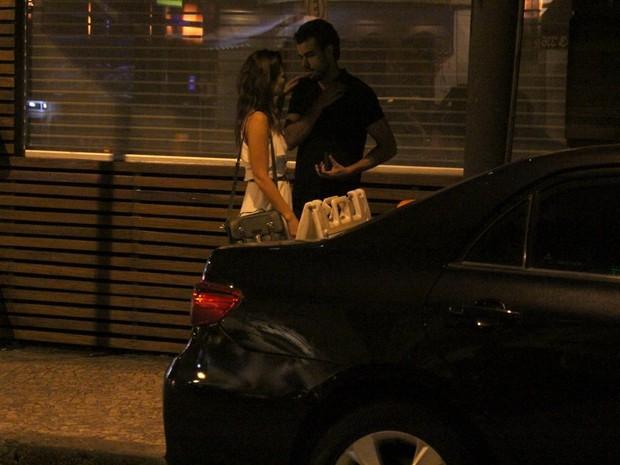 Paolla Oliveira e Joaquim Lopes trocam beijos na noite carioca