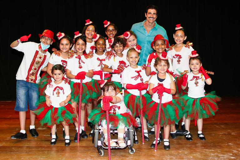 Reynaldo Gianecchini participa de festa de Natal do GRAAC
