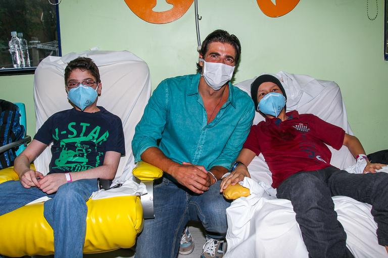 Reynaldo Gianecchini visita crianças, distribui presentes e tira fotos no hospital do GRAAC