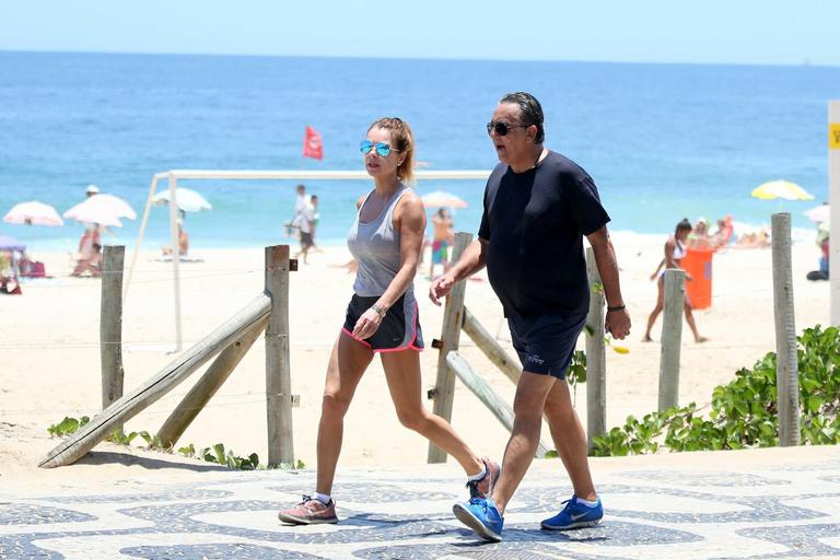 Galvão Bueno faz caminhada em praia no Rio