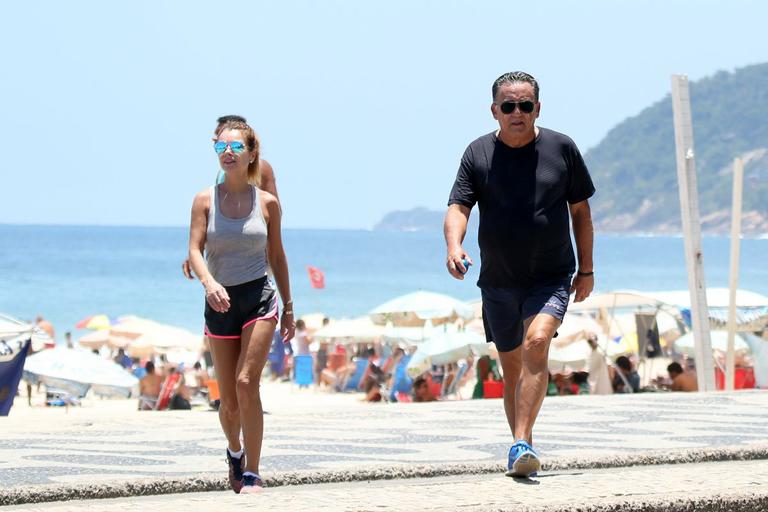 Galvão Bueno faz caminhada em praia no Rio