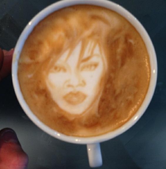 Barista prepara cafés com rosto de artistas e personagens famosos