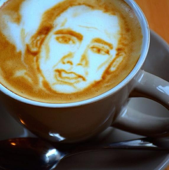 Barista prepara cafés com rosto de artistas e personagens famosos