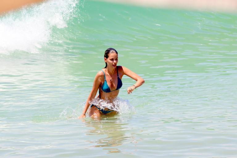 Yasmin Brunet exibe boa forma em praia do Rio de Janeiro