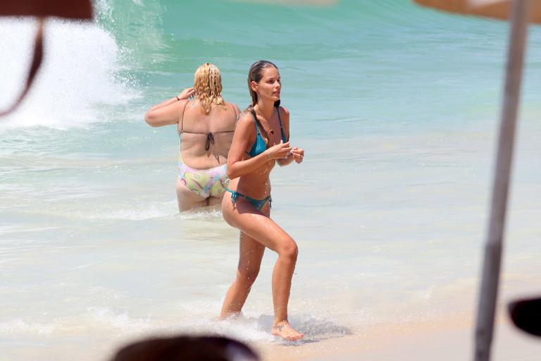 Yasmin Brunet exibe boa forma em praia do Rio de Janeiro