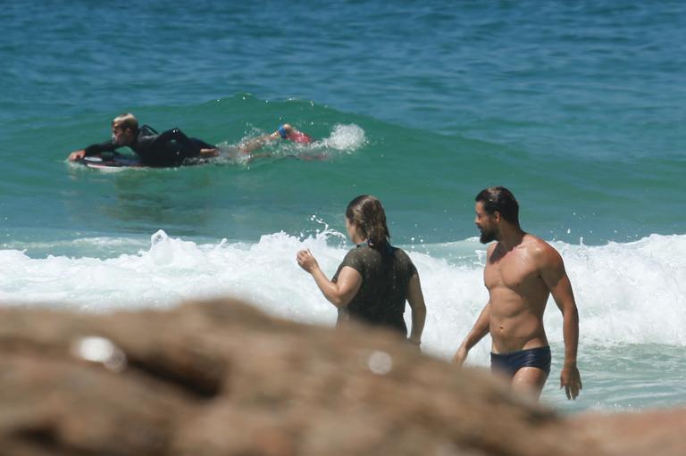 Cauã Reymond exibe corpo musculoso durante mergulho no mar
