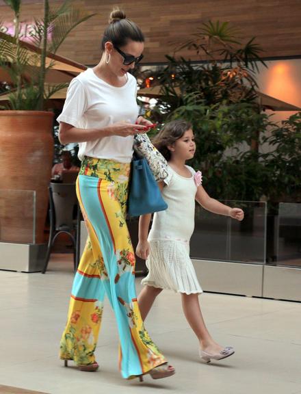 Filha de Ana Furtado e Boninho vai ao cinema com a mãe no Rio