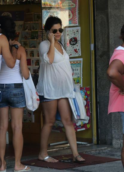 Na reta final da gravidez, Vanessa Giácomo exibe barrigão em tarde de compras