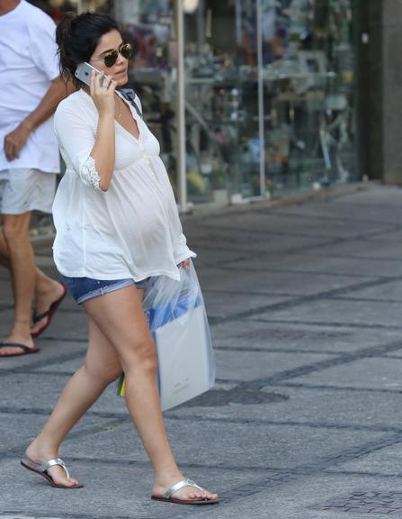 Na reta final da gravidez, Vanessa Giácomo exibe barrigão em tarde de compras