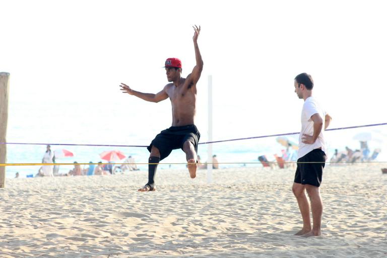 Marcello Melo Jr. pratica slackline em praia do Rio de Janeiro 