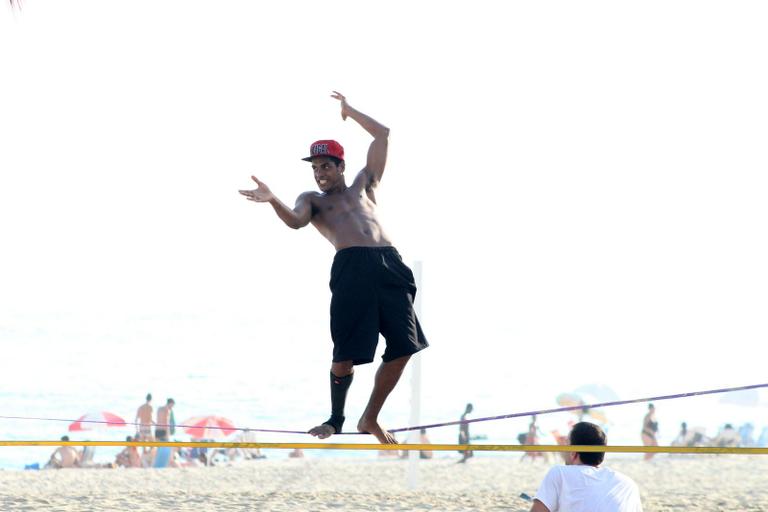 Marcello Melo Jr. pratica slackline em praia do Rio de Janeiro 
