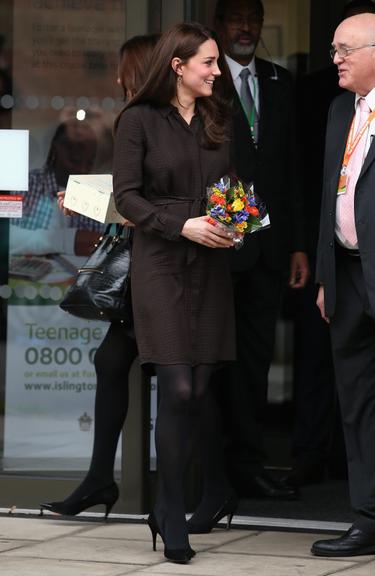 Grávida de seis meses, Kate Middleton exibe barriguinha em Londres