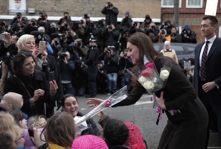 Grávida de seis meses, Kate Middleton exibe barriguinha em Londres