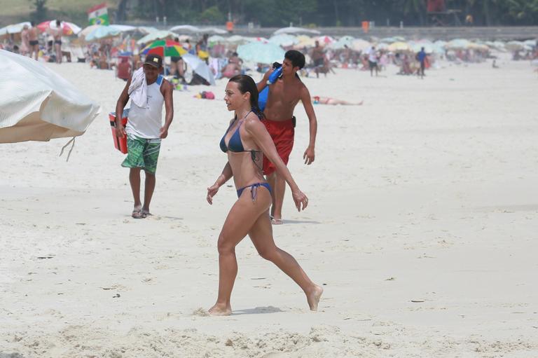 Carla Marins aproveita praia no Rio de Janeiro
