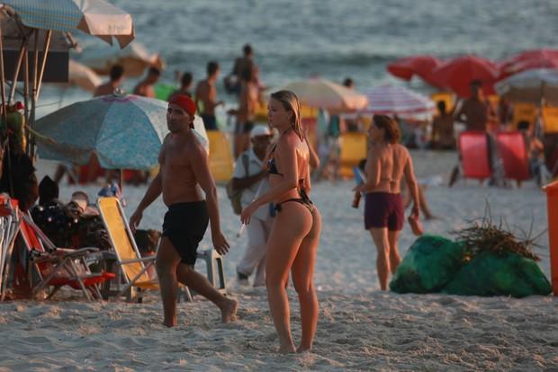 Namorada de Romário exibe boa forma em praia do Rio