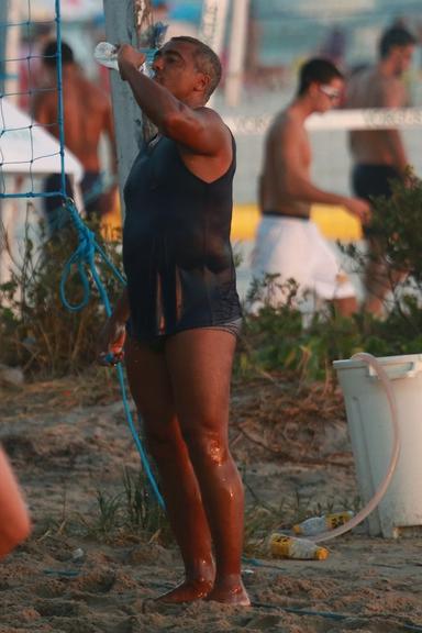 Namorada de Romário exibe boa forma em praia do Rio