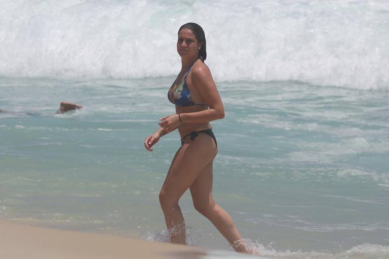 De biquíni, Fernanda Gentil exibe corpão em praia do Rio