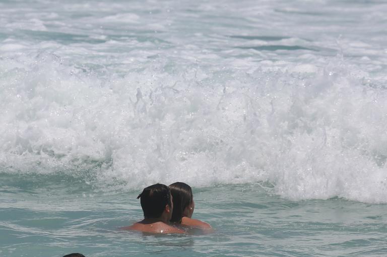 Fernanda Gentil e Matheus Braga se divertem no mar