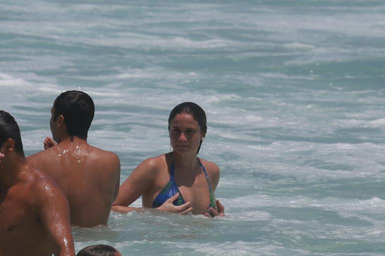 Fernanda Gentil e Matheus Braga se divertem no mar