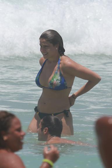 Fernanda Gentil ajeita o biquíni após mergulho no mar