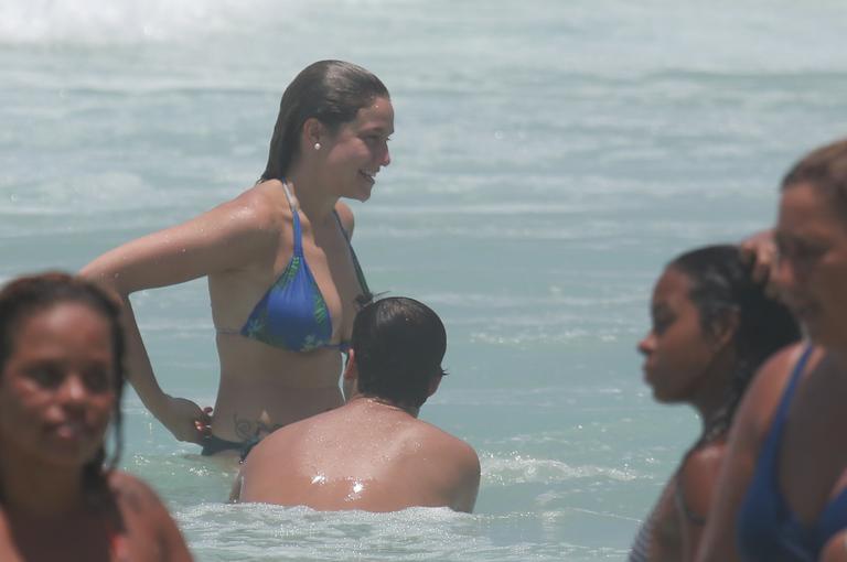 Fernanda Gentil ajeita o biquíni após mergulho no mar