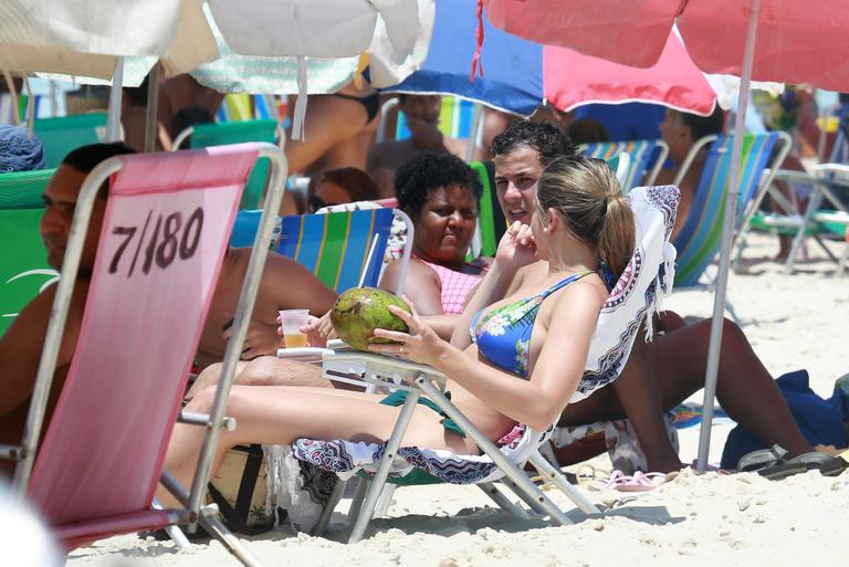 Fernanda Gentil e Matheus Braga tomam sol na praia da Barra da Tijuca