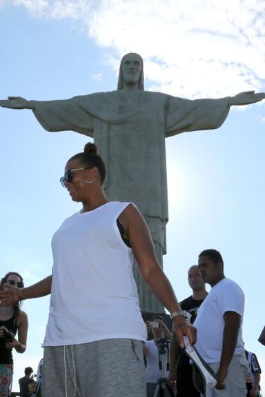 Queen Latifah visita Cristo Redentor no Rio