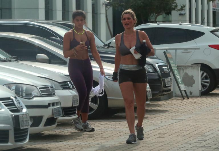 Flávia Alessandra e a filha malham juntas em academia no Rio