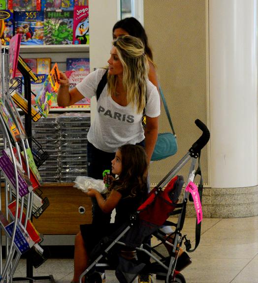 Flávia Alessandra com as filhas, Giulia e Olívia, em aeroporto no Rio de Janeiro