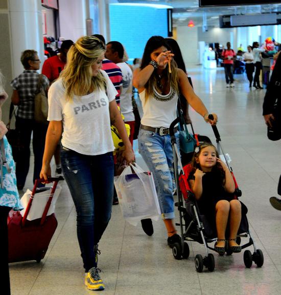 Flávia Alessandra com as filhas, Giulia e Olívia, em aeroporto no Rio de Janeiro