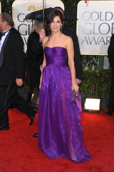Famosas como Reese Witherspoon investem em vestidos roxos para festas. Veja 32