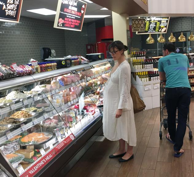 Grávida, Milla Jovovich faz compras em Beverly Hills