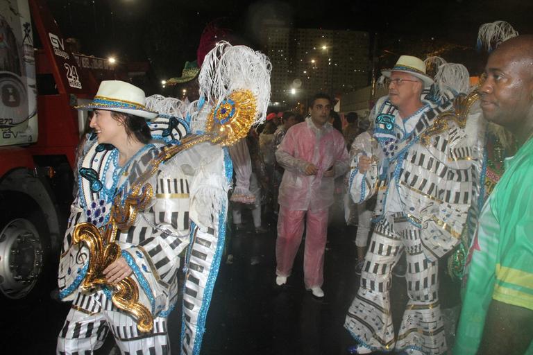 Fantasiados, Pedro Bial e Maria Prata desfilam na Sapucaí