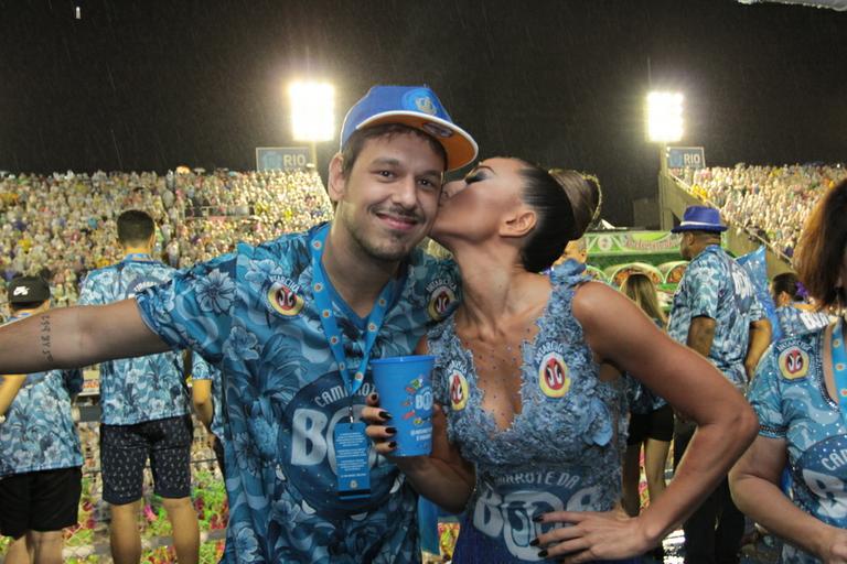 Sabrina Sato e João Vicente de Castro beijam muito em camarote no Rio