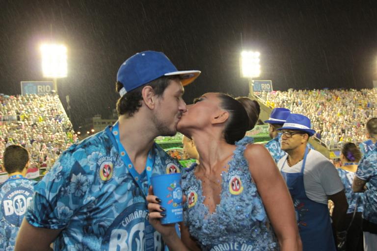 Sabrina Sato e João Vicente de Castro beijam muito em camarote no Rio