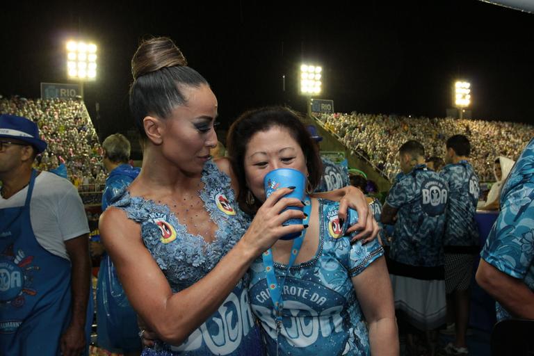 Sabrina Sato brinca com sua mãe durante desfile no Rio