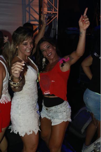 Carla Perez e Scheila Carvalho se esbaldam na folia em Salvador