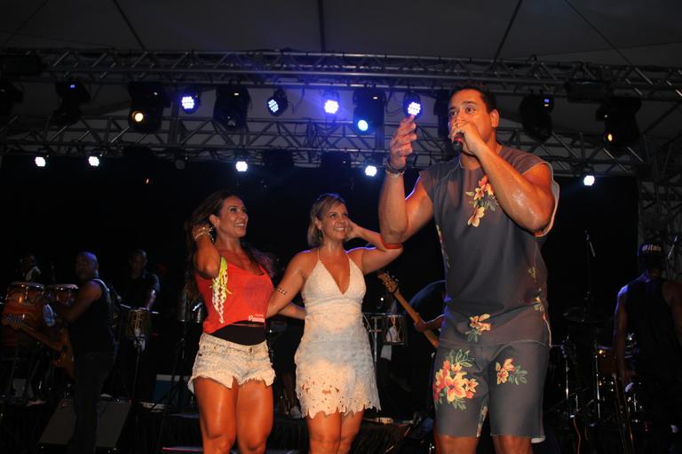 Carla Perez e Scheila Carvalho dançam em show do Harmonia do Samba no Carnaval