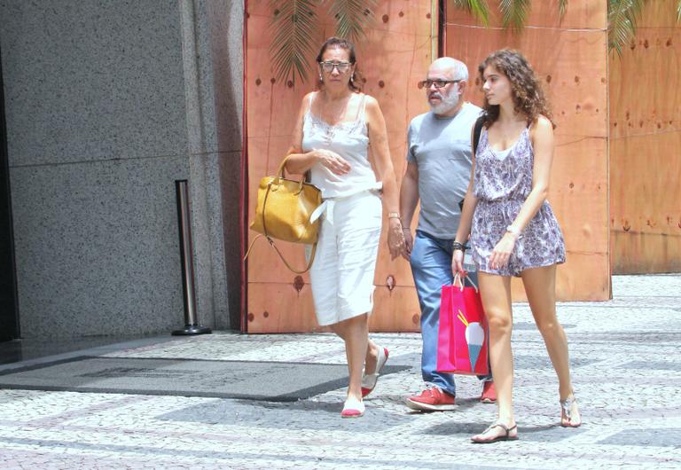 Lilia Cabral passeia com a filha, Giulia, no Rio de Janeiro