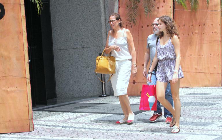 Lilia Cabral passeia com a filha, Giulia, no Rio de Janeiro