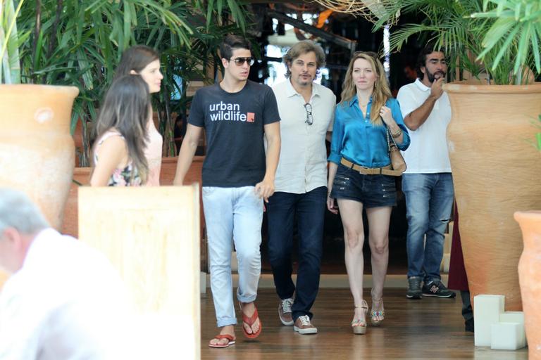 Edson Celulari almoça com Karin Roepke e Enzo em shopping no Rio