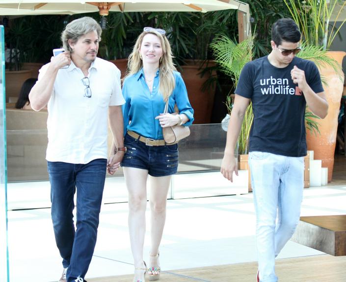 Edson Celulari almoça com Karin Roepke e Enzo em shopping no Rio